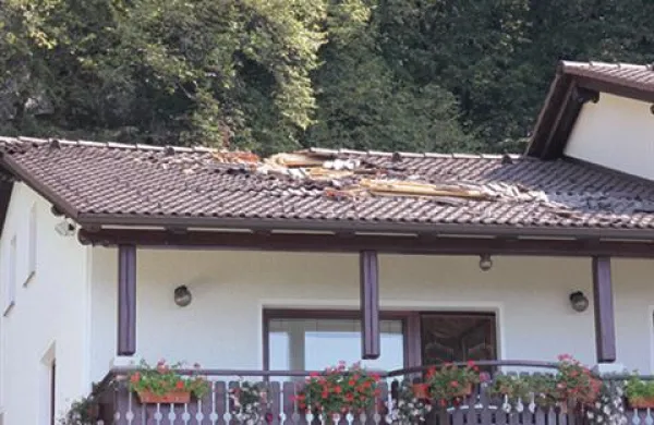 Danes okrog 9. ure je na stanovanjsko hišo na Colu nad Ajdovščino padla velika skala, ki se je odkrušila s pobočja za hišo.