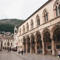 V tej palači je moral dubrovniški knez živeti dan in noč.