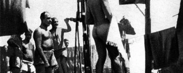 Tito (z brisačo) po koncu španske državljanske vojne v taboru prostovoljcev v Gieresu na jugu Francije. Fotografija je bila objavljena v monografiji, ki so jo v začetku 60. let prejšnjega stoletja izdali jugoslovanski španski borci. Monografijo so oblasti  kmalu umaknile iz prodaje.