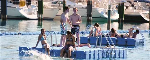 Tudi ob splavu sredi kopališča se lahko zgodijo nesreče, najpogosteje zaradi prerivanja.