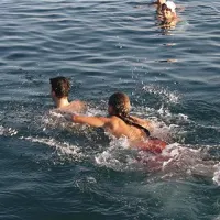 Utopljenec v vodi! Čim hitreje je treba priplavati do njega ...