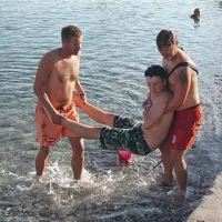  Poškodovanca je treba  na kopno prenesti v dvoje .... 