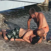 ... in mu takoj nuditi prvo pomoč, če je treba tudi oživljanje. 