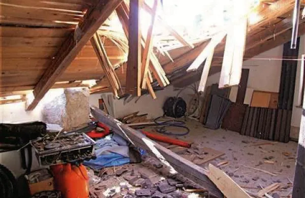 Skala je včeraj priletela na podstrešje stanovanjske hiše. Foto: Rosana Rijavec/STA
