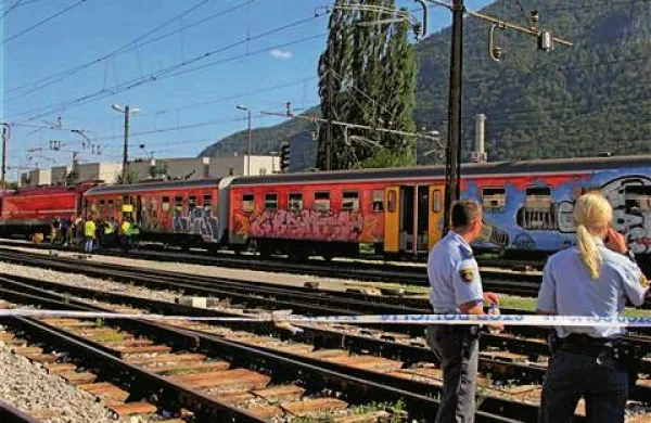 Posledice včerajšnjega trčenja potniškega in tovornega vlaka so že skoraj v celoti odstranili. Foto: STA