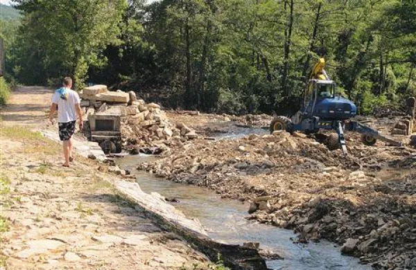 Kolesarji in kopalci se te dni ob reki Rižani srečujejo z delavci podjetja Drava.