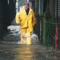 Orkan Irene je doslej terjal deset življenj