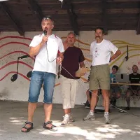 Kraševcem sta voščila Dolenjca Stane Lindič (z mikrofonom) in Edvard Doljak (desno), v sredini Silvo Nemanič. Doljak je v Sežani vpisal svoj 72. letošnji tek.