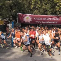 Tekmovalci so se  tako podali na 7200 metrov dolgo progo z vzponom na Tabor. Rok Puhar je v oranžnem,  Jernej Šemrov ima številko 1421, Tomaž Ferjančič pa je v sredini, s trakom.