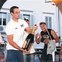 Tako se je Davor Mizerit v koprski Taverni pred šestimi leti veselil medalje s svetovnega prvenstva. Kmalu nato je, pri 24 letih,  nehal  veslati, saj si je kruh zagotovil z zaposlitvijo.