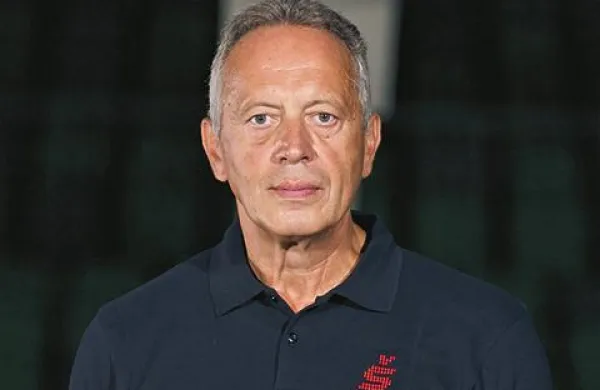 Zmago Sagadin: “Veljalo bi razmisliti o pisnem dogovoru s košarkarji, ki bi se zavezali za igranje v dresu izbrane vrste v določenem ciklusu.”  