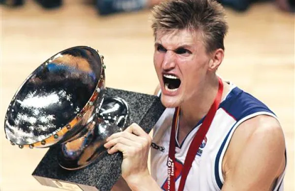   Andrej Kirilenko je sicer zelo podoben ruskemu boksarju iz filmske serije  Rocky, a na igrišču ne tepe. 