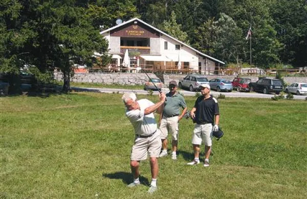 Zamah organizatorja  golf turnirja pod Snežnikom Silva Žnidaršiča opazujeta Gašpar Gašpar Mišič (desno) in Jože Zadravec  