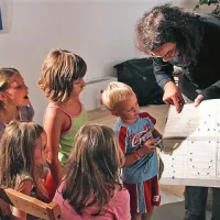 Virtuoz na harmoniki Marko Hatlak je vodil delavnico za otroke 