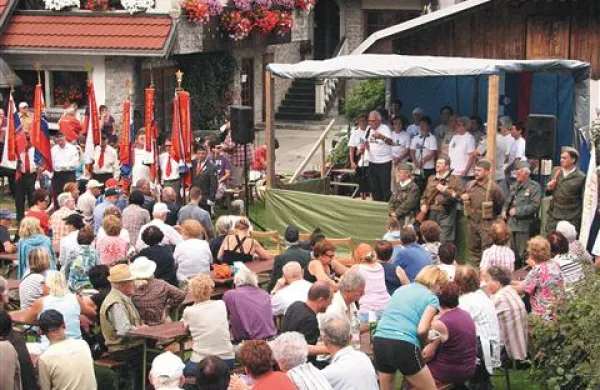  Množica je v spomin na prenos ranjencev - največje dejanje NOB - napolnila Vojsko