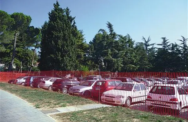 Območje nasproti Banke Koper, kjer naj bi se v prihodnje raztezal del poslovno-stanovanjskega centra Levji grad, so znova ogradili