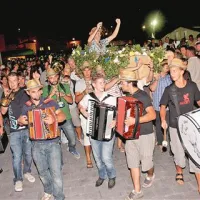 Tudi tako se je ženin s fantovščino po starih običajih poslovil od ledih stanu