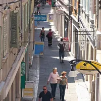 Čevljarska ulica v koprskem mestnem jedru sodi v območje kulturnega spomenika lokalnega pomena, zato bodo morali v MOK za namestitev video kamer prositi za izdajo kulturnovarstvenih pogojev