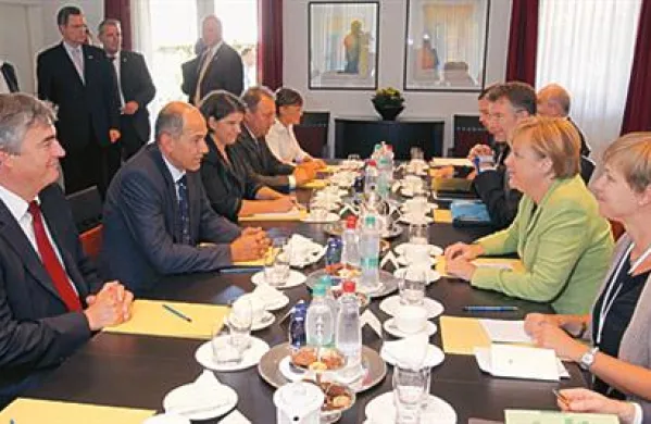 Ob koncu obiska v Sloveniji se je nemška kanclerka Angela Merkel srečala tudi s prvakom opozicijske SDS Janezom Janšo.