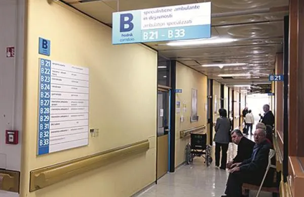 V Združenju zdravstvenih zavodov Slovenije  opozarjajo, da bi ukrepi, ki jih že nekaj časa sprejema Zavod za zdravstveno zavarovanje Slovenije in s katerimi znižujejo sredstva javnim zdravstvenim zavodom, že lahko prizadeli bolnika.