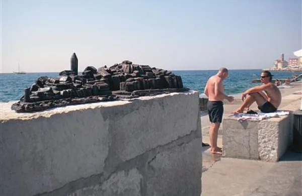 Na občini zagotavljajo, da so za postavitev bronaste skulpture Pirana na javni površini dobili vsa dovoljenja