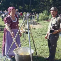 Predsednik slovenskih oglarjev Jože Prah ob vešči gospodinji Cvetki Erjavec iz Šebrelj