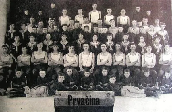 Slovesna skupna fotografija ob otvoritvi “ponosa Prvačkovcev”
