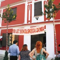   Za stoletnico je dom dobil obnovljeno  pročelje  
