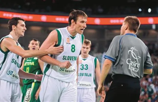Tudi Matjaž Smodiš (levo Goran Dragić) bo nedvomno bojevito razpoložen. Tako je bil jezen na sodnika Damirja Javorja, ki bo tudi sodil na tem EP.