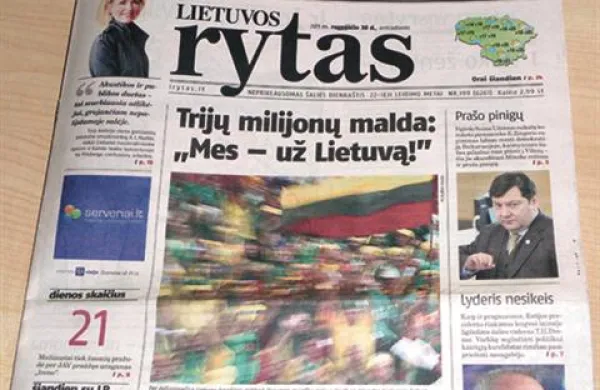 Eden glavnih litovskih dnevnikov osrednjo pozornost na naslovnici posveča košarki in svoji reprezentanci. Naslov pravi Trije milijoni kličejo: Mi smo z Litvo.
