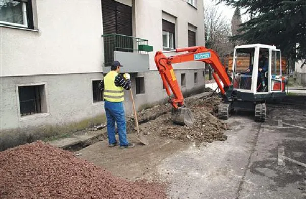 Pred leti so Gratelovci na veliko kopali po mestu, nato pa se je ustavilo. Ni jasno, kaj bo s projektom optičnega omrežja T-2 po mestni občini, a slednja se nagiba k temu, da  bi ga kljub zamudam dogradili.