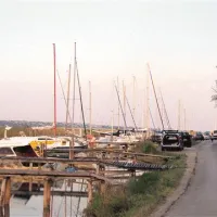Gneča parkiranih avtomobilov lastnikov plovil na robu ceste ob kanalu je posebno ob vikendih precej velika, četudi prometni znak ob začetku kanala opozarja, da je parkiranje vzdolž kanala prepovedano