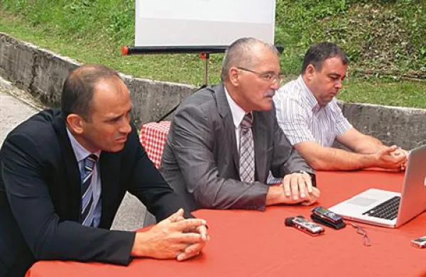 Predsednik nadzornega sveta Soške elektrarne Tomaž Štokelj, direktor družbe Soške elektrarne Vladimir Gabrijelčič in bovški župan Danijel Krivec.