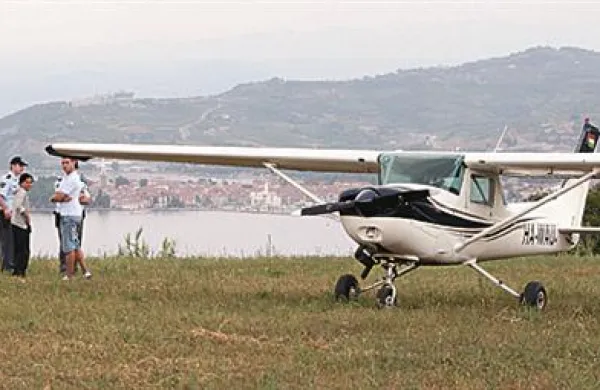 Madžara sta morala zasilno pristati na Belvederju.
