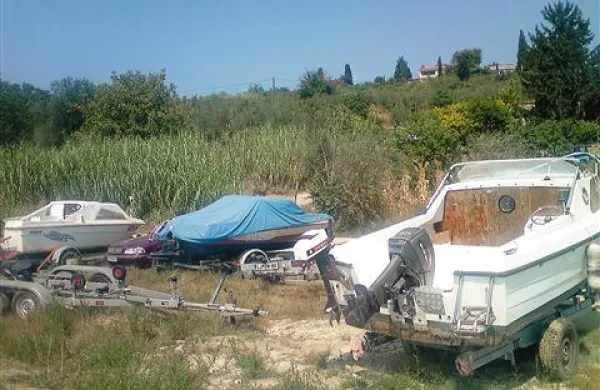 Veliko lokalnih lastnikov plovil je upoštevalo dogovore s krajinskim parkom in svoja plovila iz Jernejevega kanala umaknilo na kopno, da bi ne ogrožali občutljivega okolja parka