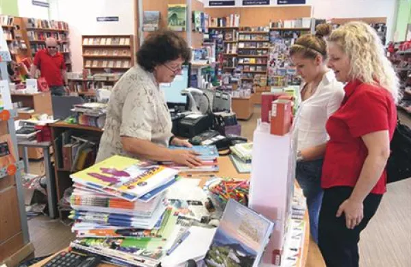 V knjigarnah opažajo, da upada nakup delovnih zvezkov, starši pa presenečeno ugotavljajo, da so cene kompletov zelo različne od šole do šole