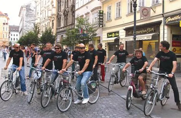 Ljubljanski promocijski izkupiček Maxi Jene: dobra volja, predvsem pa brez kolesarskih poškodb in padcev
