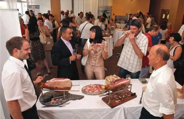 Na roko rezan kraški pršut je dobil svojo promocijsko oznako