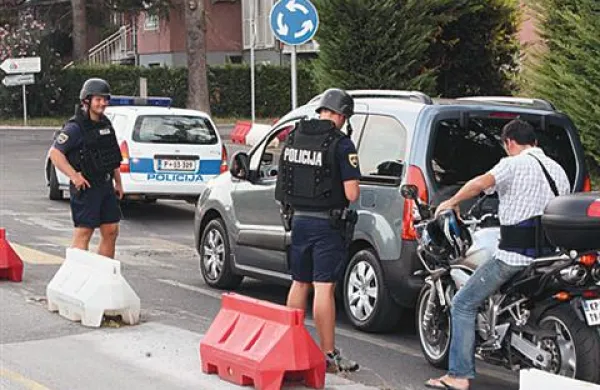Koper je zaradi oboroženega ropa pošte v Semedeli že ves popoldan blokiran. 
