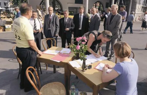 Poslanci SLS so predali podpise za razpis naknadnega zakonodajnega referenduma o družinskem zakoniku
