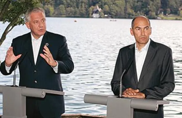 Dva meseca preden sta avgusta 2007 Janez Janša in Ivo Sanader na Bledu dosegla načelni sporazum o reševanju vprašanja meje, je Hrvaška slovenski politiki zagrozila z objavo “zadev, ki so se dogajale v letih 1990, 1991 in 1992”.