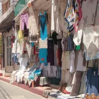Lastniki številnih  majhnih trgovin ohranjajo tradicijo barantanja in neizstavljanja računov