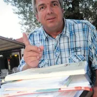Če greš v bitko z državo, moraš biti pripravljen na papirologijo. Tak kup dokumentacije se je Trunku nabral, še preden so se začeli sodni postopki