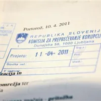 V svojih bitkah se Trunk poslužuje vseh državnih institucij, od računskega sodišča in protikorupcijske komisije do informacijske pooblaščenke