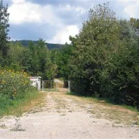 Na prvi pogled je videti idilično, za ograjo pa na sanacijo čaka odlagališče. 