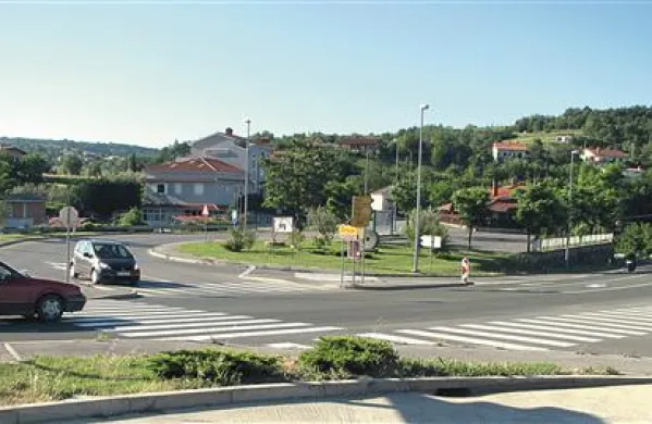 V turistični sezoni je tako rekoč nemogoče, denimo, iz Gažona zapeljati proti Šmarjam. Nevarno izsiljevanje pa se lahko kaj hitro sprevrže v tragedijo. 