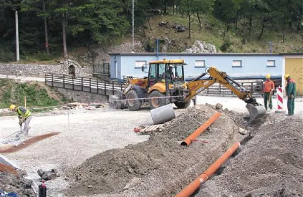 Zaradi    obnovitvenih del je cesta do priljubljene izletniške točke zaprta, obvoz pa je urejen skozi Lokavec in Gorenje.