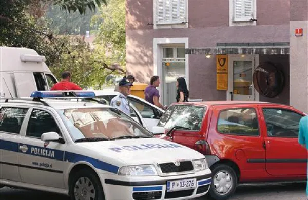 Pred nesrečno poslovalnico pošte v semedelski Srebrničevi ulici