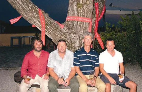 Štirje mušketirji oranžnih vin iz združenja Simbioza (z leve): Aleks Klinec iz Medane, Franko Terpin iz Števerjana, Valter Mlečnik iz Bukovice in Vasja Čotar iz Gorjanskega