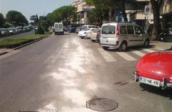 Oljno sled so že zasuli, a z občine vseeno opozarjajo, naj bodo vozniki pri vožnji zelo previdni.